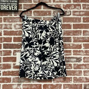 B8 Women’s Alfani Black amd White Floral Print Pencil Skirt Size 12. EUC.